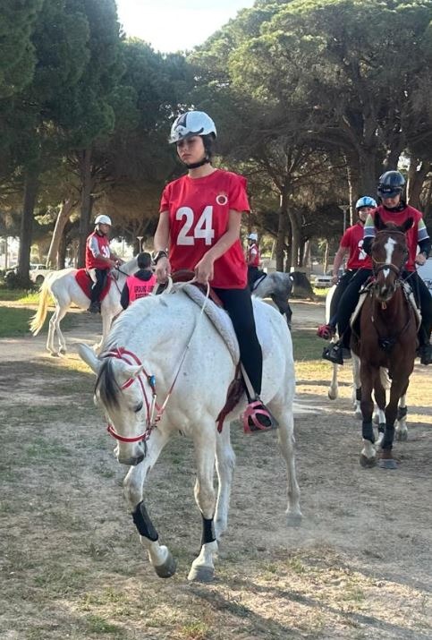 Chloe Zamora montando en competición de raid