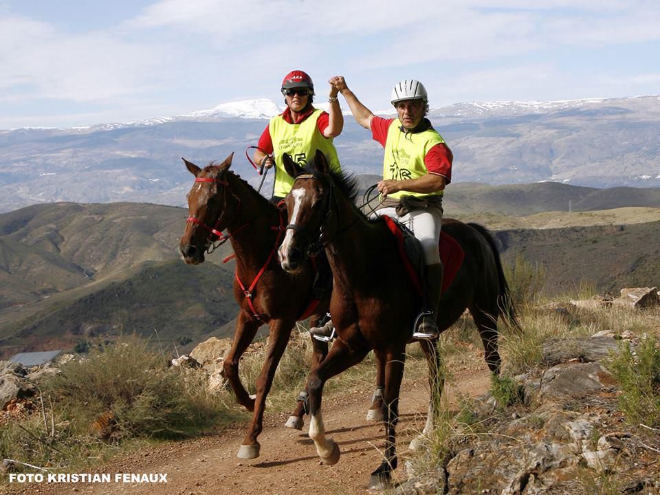 Iris Marion y Luis Hens durante una prueba de raid hípico