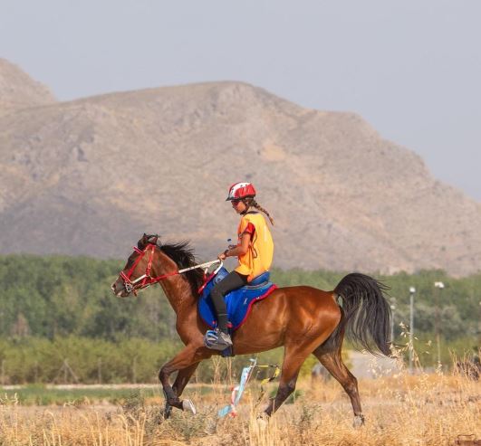 Mar del Boz montando en competición de raid