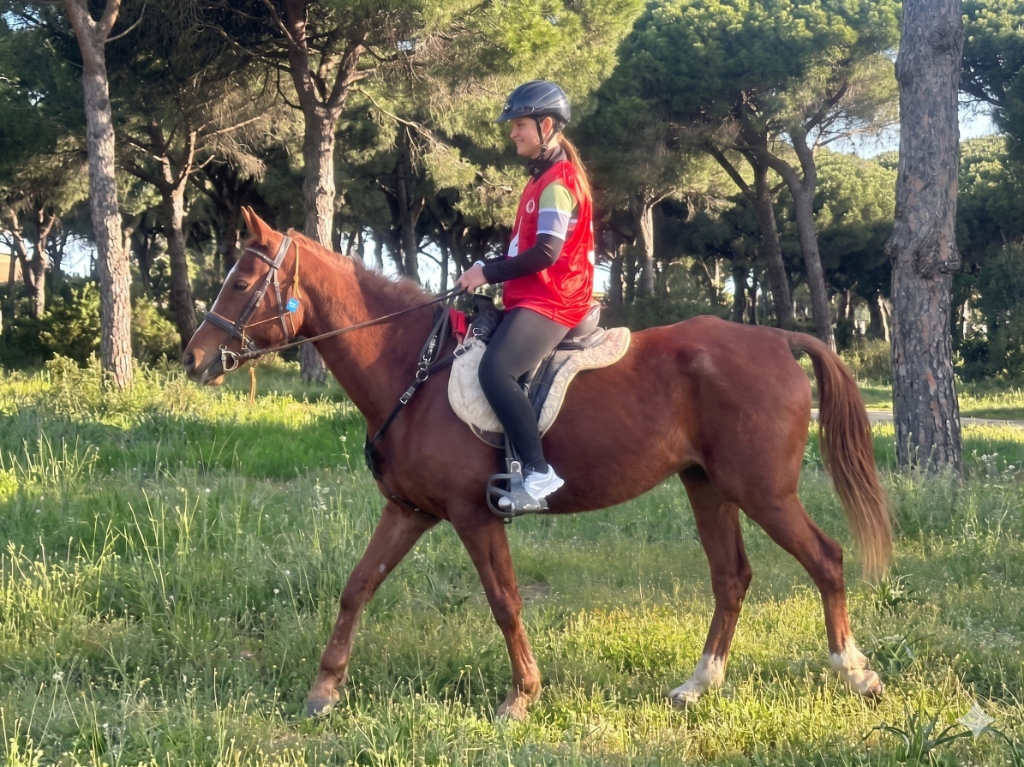 Maria Luque montando en competición de raid