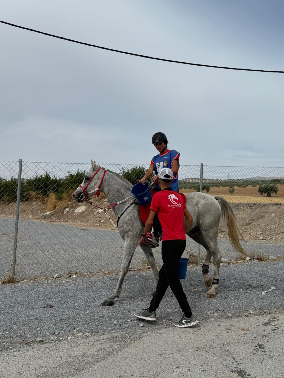 Raid de Zujaira 2026: calor, equipo y un beso al cielo · Fotografía de carrera 17